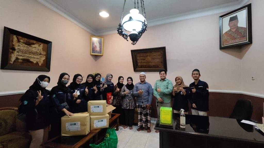 Mahasiswa Ners ITSK Soepraoen memberi perawatan lansia di Panti Lansia Al-Ishlah Malang