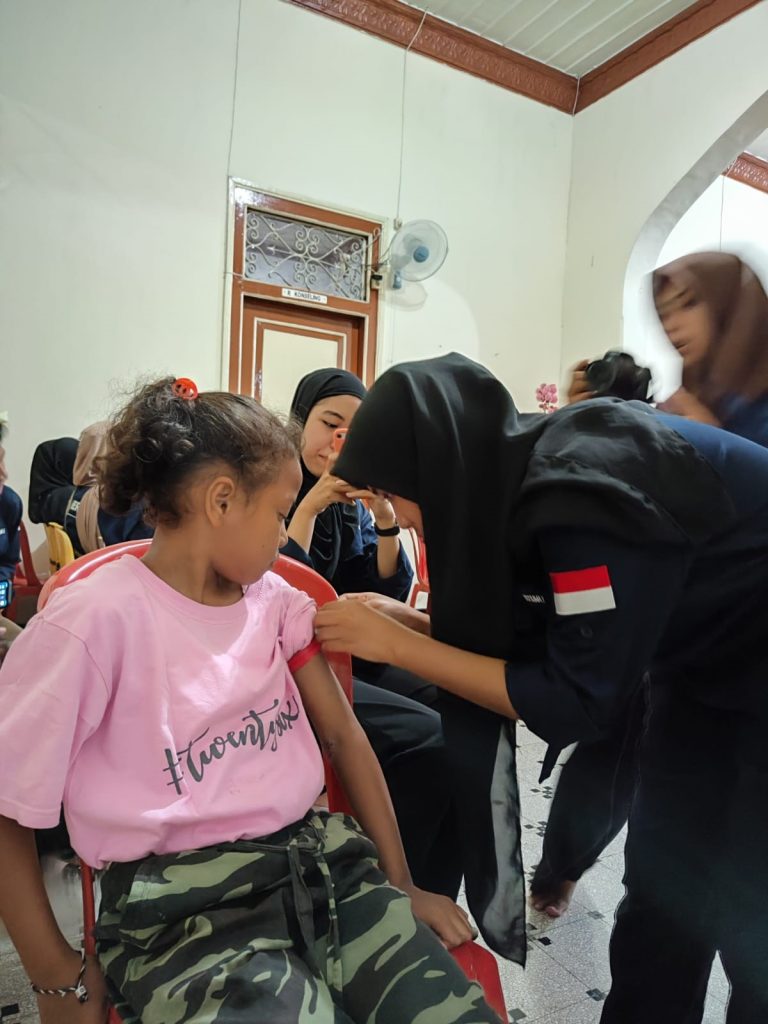 Implementasi MWI, Himpunan Mahasiswa Ners ITSK RS dr. Soepraoen menyelenggarakan Pengabdian Masyarakat pemeriksaan fisik pada anak dan Skrining PTM pada Remaja di Panti Asuhan Putri Elim
